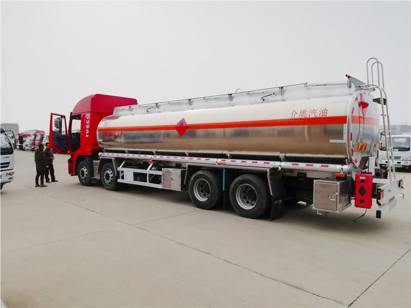 上汽紅巖29.7方前四后八鋁合金運油車，20噸運油車